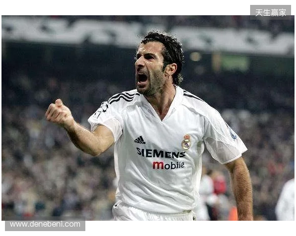 金球先生来了！菲戈现身南京奥体，观战“苏超”南京vs常州